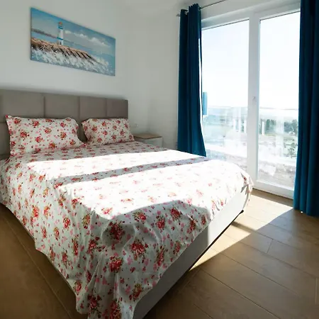 Lotus Seaview Qerret Apartament *